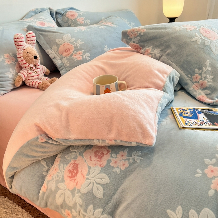 91家纺网 家纺一手货源 找家纺 寐居家纺 2025新款3D烂花牛奶绒四件套 浪漫花语