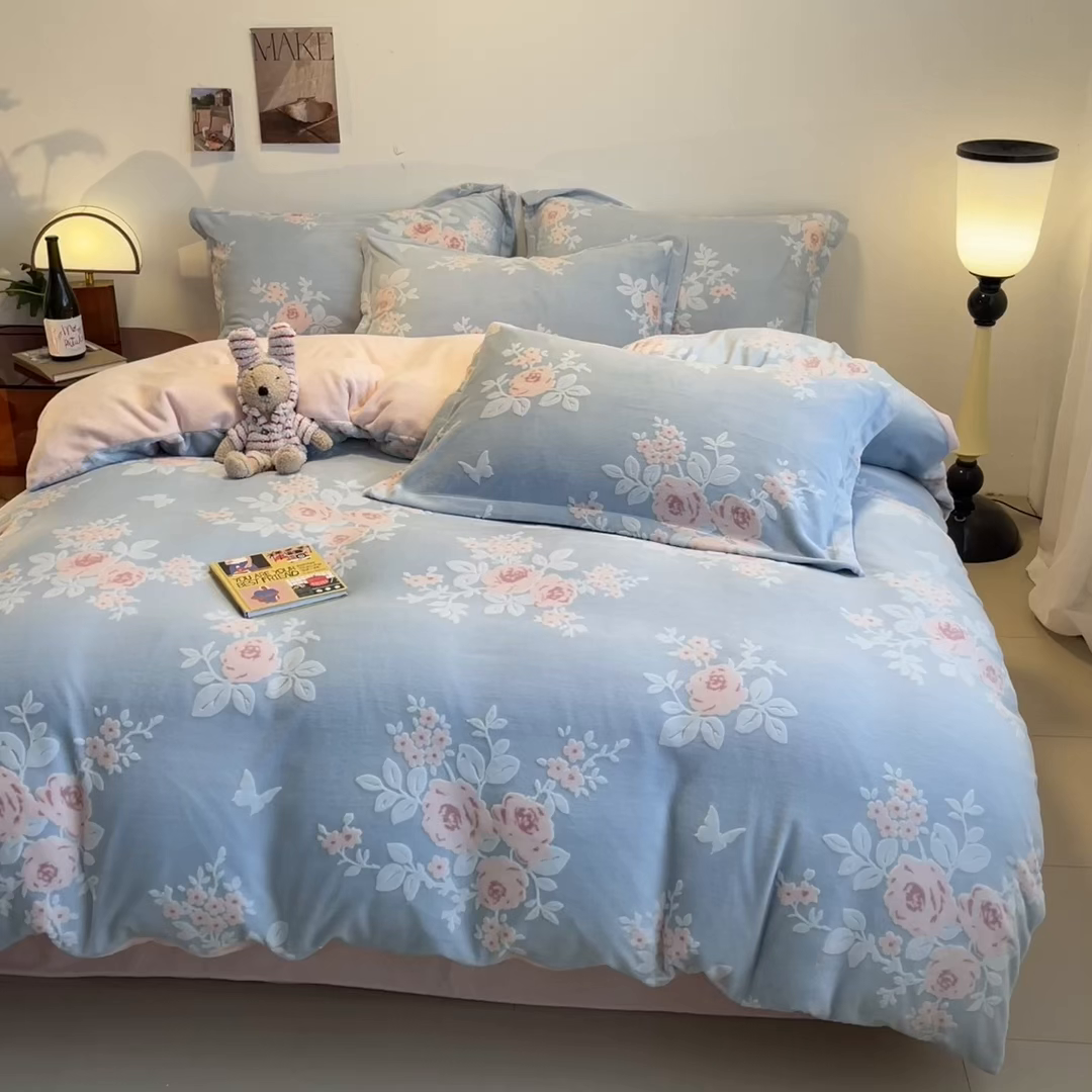 91家纺网 家纺一手货源 找家纺 寐居家纺 2025新款3D烂花牛奶绒四件套 浪漫花语