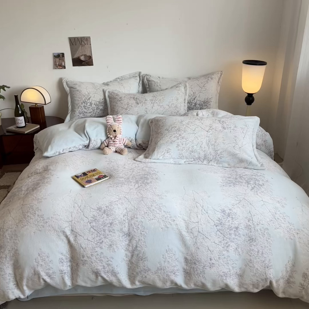 91家纺网 家纺一手货源 找家纺 寐居家纺 2025新款3D烂花牛奶绒四件套 浅梦絮语