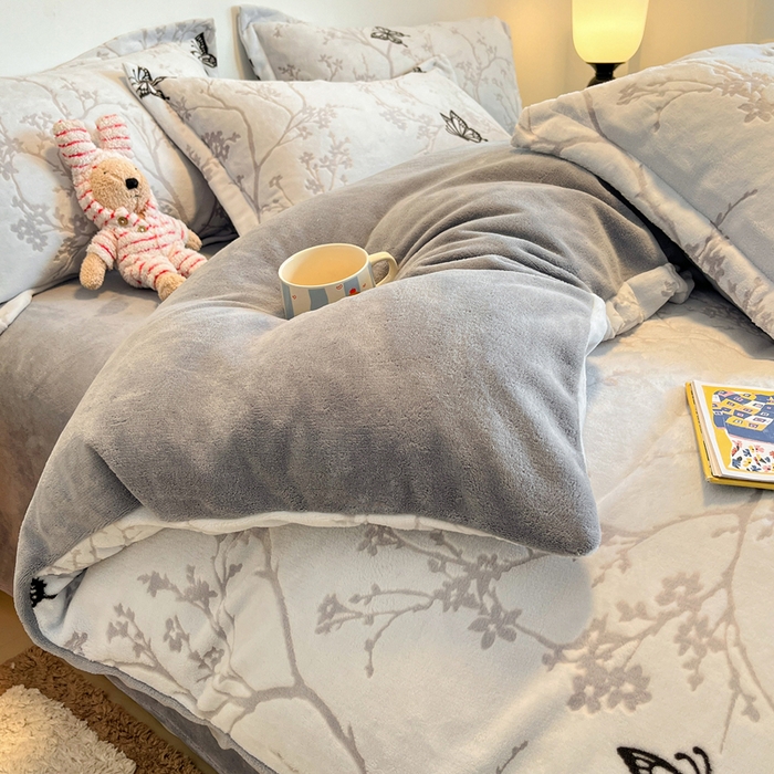 91家纺网 家纺一手货源 找家纺 寐居家纺 2025新款3D烂花牛奶绒四件套 枝影蝶梦