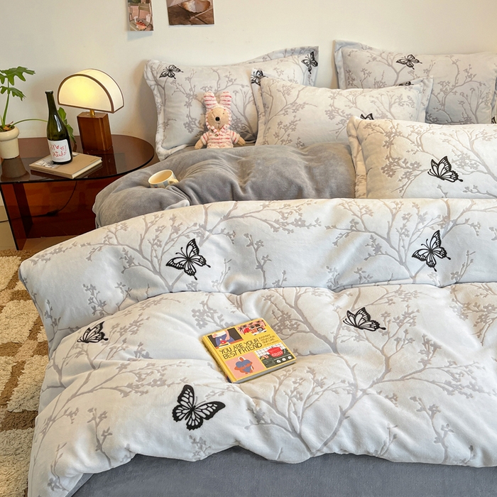 91家纺网 家纺一手货源 找家纺 寐居家纺 2025新款3D烂花牛奶绒四件套 枝影蝶梦