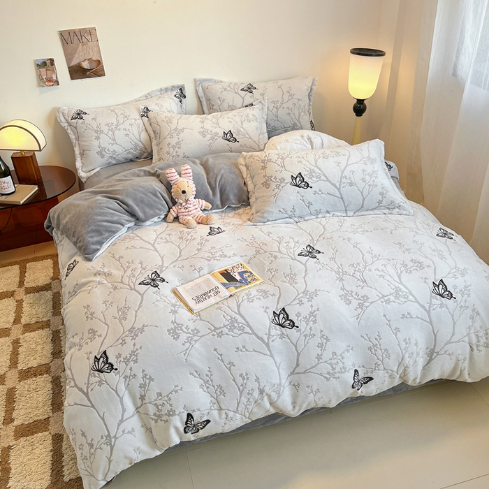 91家纺网 家纺一手货源 找家纺 寐居家纺 2025新款3D烂花牛奶绒四件套 枝影蝶梦