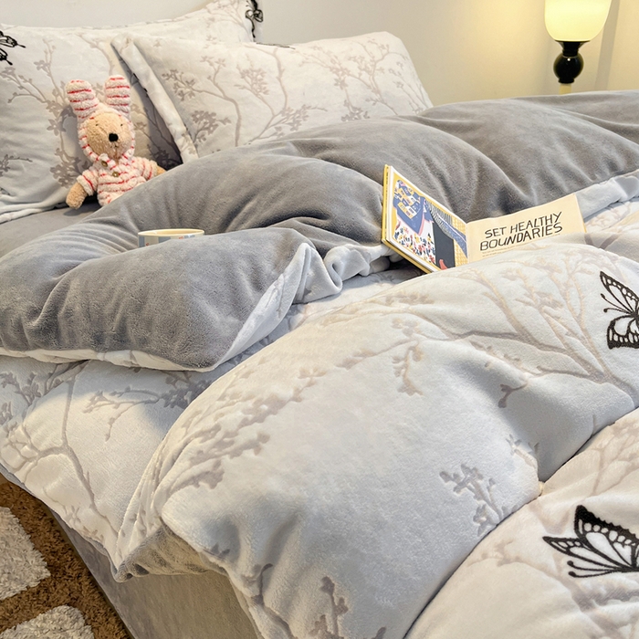 91家纺网 家纺一手货源 找家纺 寐居家纺 2025新款3D烂花牛奶绒四件套 枝影蝶梦