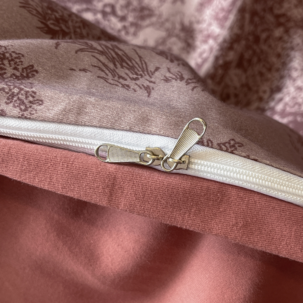 91家纺网 家纺一手货源 找家纺 卧趣家纺 2025秋冬新品法式复古全棉A类磨毛四件套 春烟-红