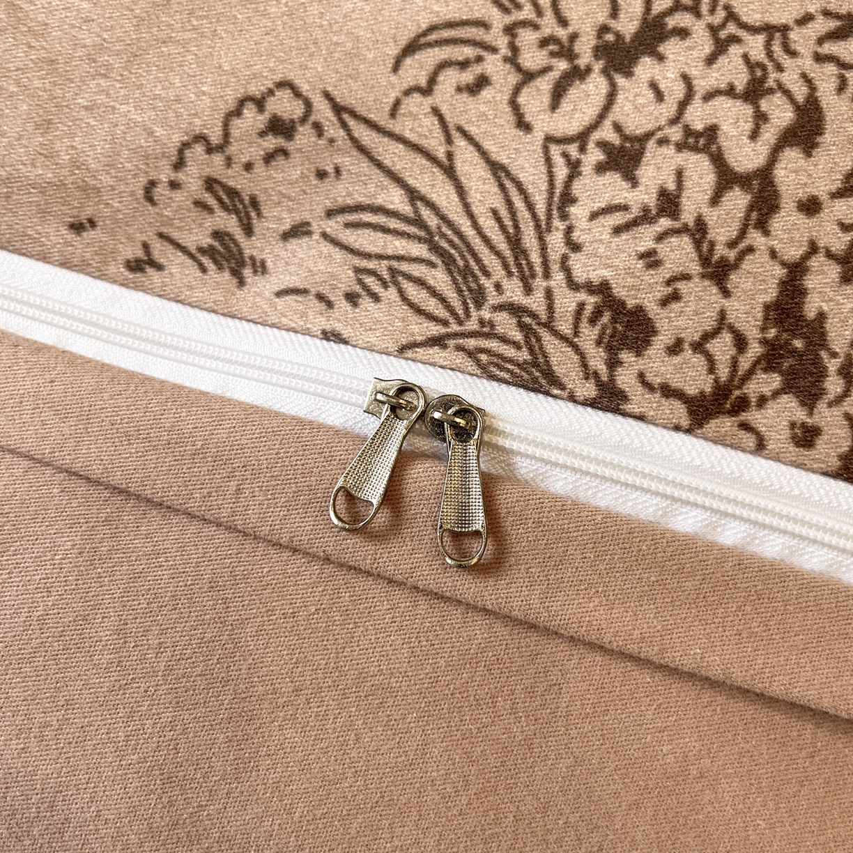 91家纺网 家纺一手货源 找家纺 卧趣家纺 2025秋冬新品法式复古全棉A类磨毛四件套 春烟-咖