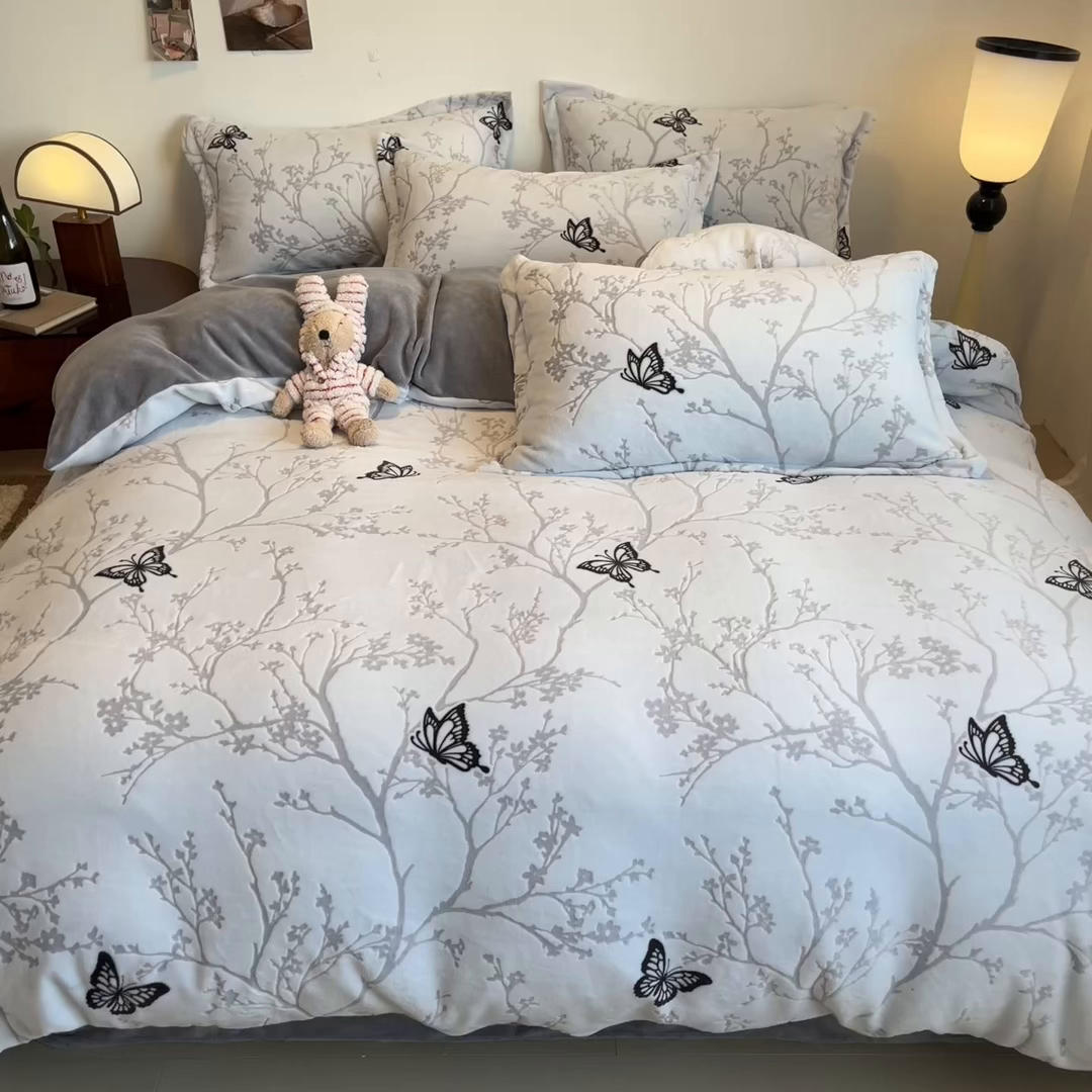 91家纺网 家纺一手货源 找家纺 寐居家纺 2025新款3D烂花牛奶绒四件套 枝影蝶梦