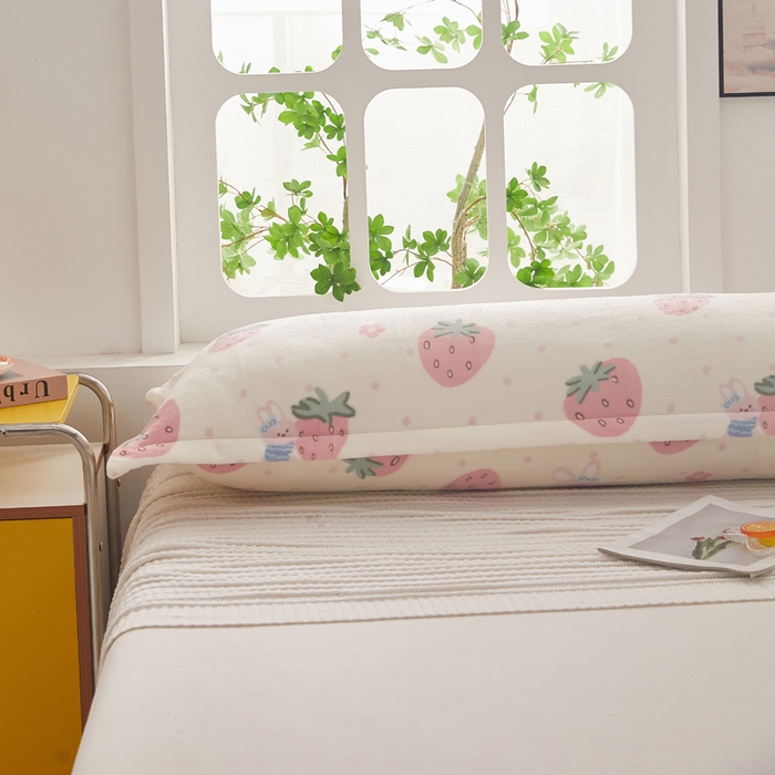 91家纺网 家纺一手货源 找家纺 翎盈家纺 2025新款冬季小清新牛奶绒双人枕套 奶油草莓