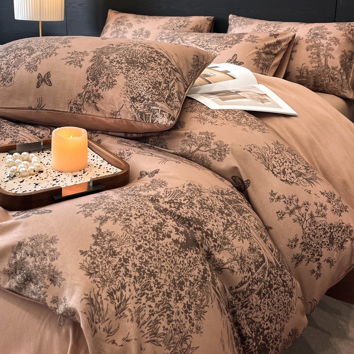 91家纺网 家纺一手货源 找家纺 卧趣家纺 2025秋冬新品法式复古全棉A类磨毛四件套 春烟-咖