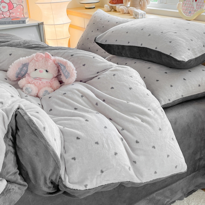 91家纺网 家纺一手货源 找家纺 弗苓家纺 2025新款加厚保暖双面牛奶绒四件套 甜心-灰