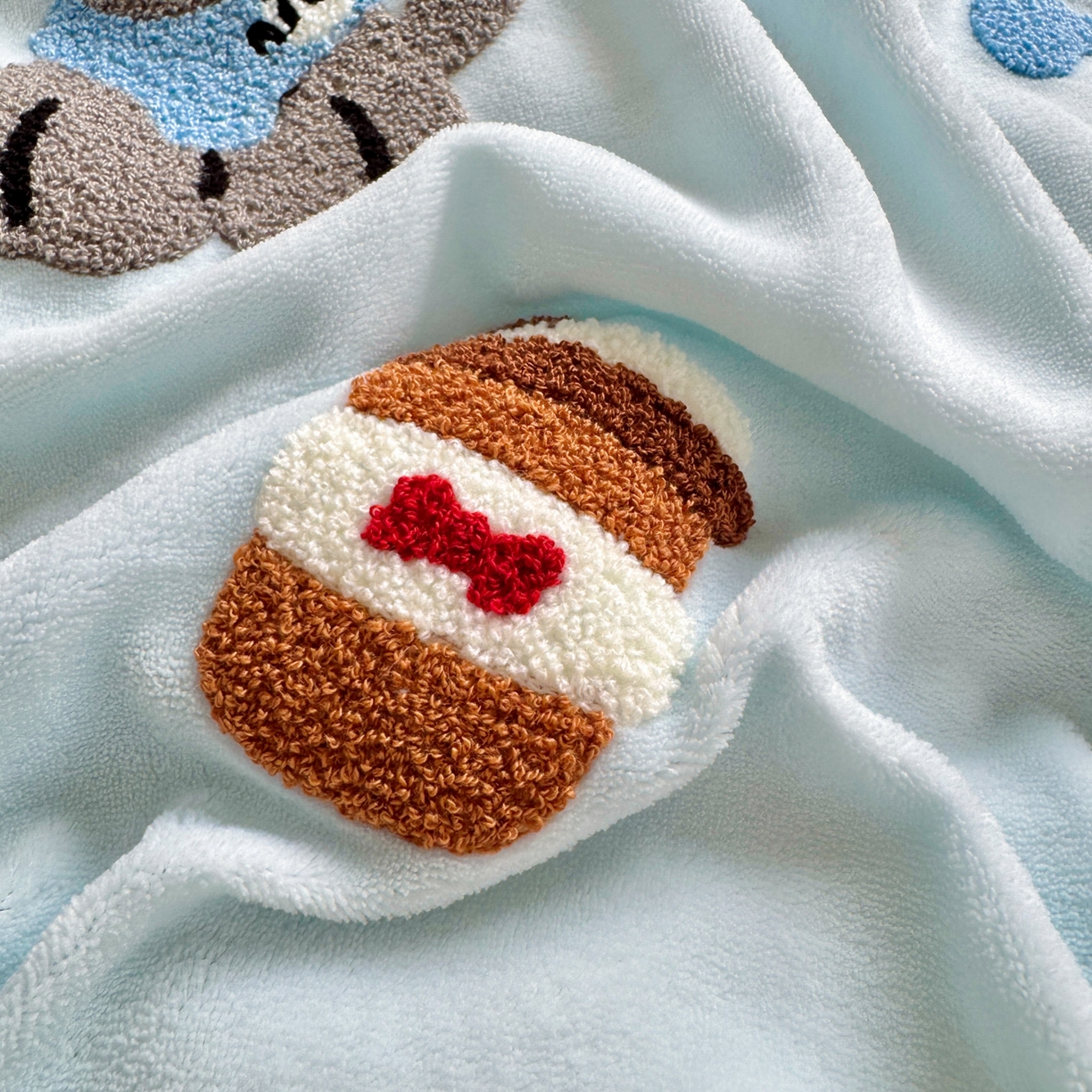 91家纺网 家纺一手货源 找家纺 寐居家纺 2025新款毛球毛巾绣牛奶绒四件套 毛球球·巴克汪仔