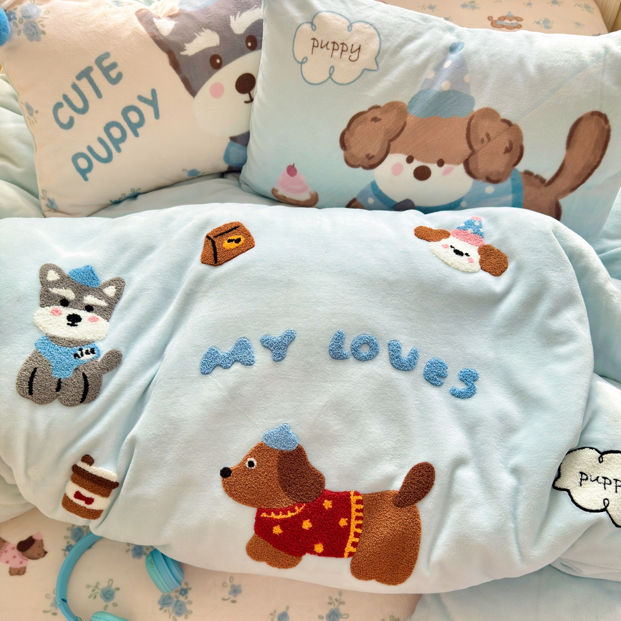 91家纺网 家纺一手货源 找家纺 寐居家纺 2025新款毛球毛巾绣牛奶绒四件套 毛球球·巴克汪仔