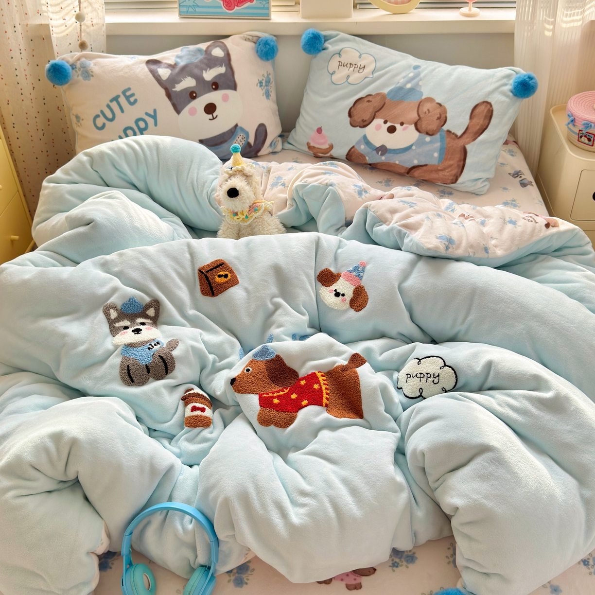 91家纺网 家纺一手货源 找家纺 寐居家纺 2025新款毛球毛巾绣牛奶绒四件套 毛球球·巴克汪仔