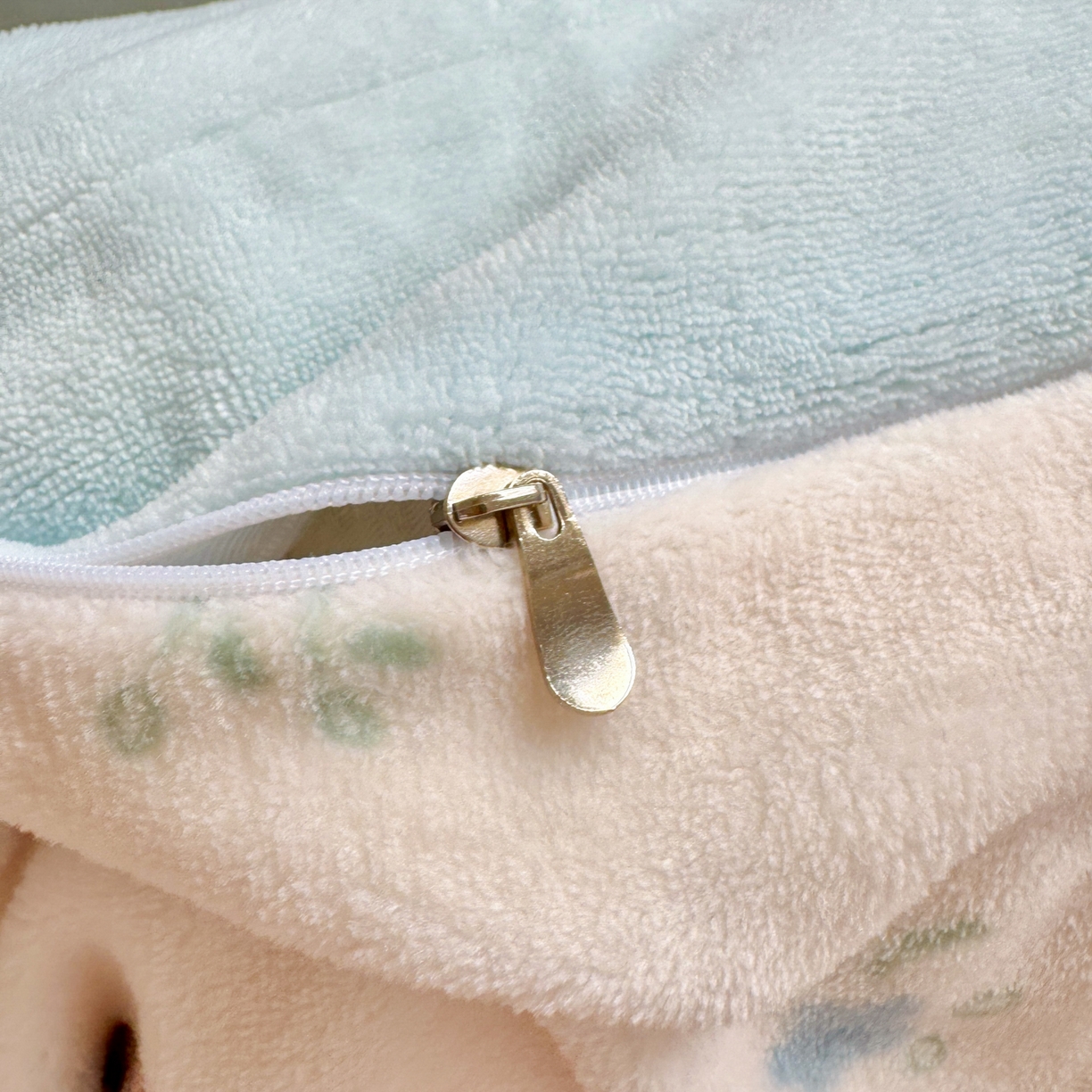 91家纺网 家纺一手货源 找家纺 寐居家纺 2025新款毛球毛巾绣牛奶绒四件套 毛球球·巴克汪仔