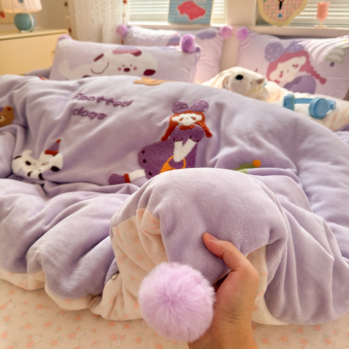 91家纺网 家纺一手货源 找家纺 寐居家纺 2025新款毛球毛巾绣牛奶绒四件套 毛球球·豆蔻女孩