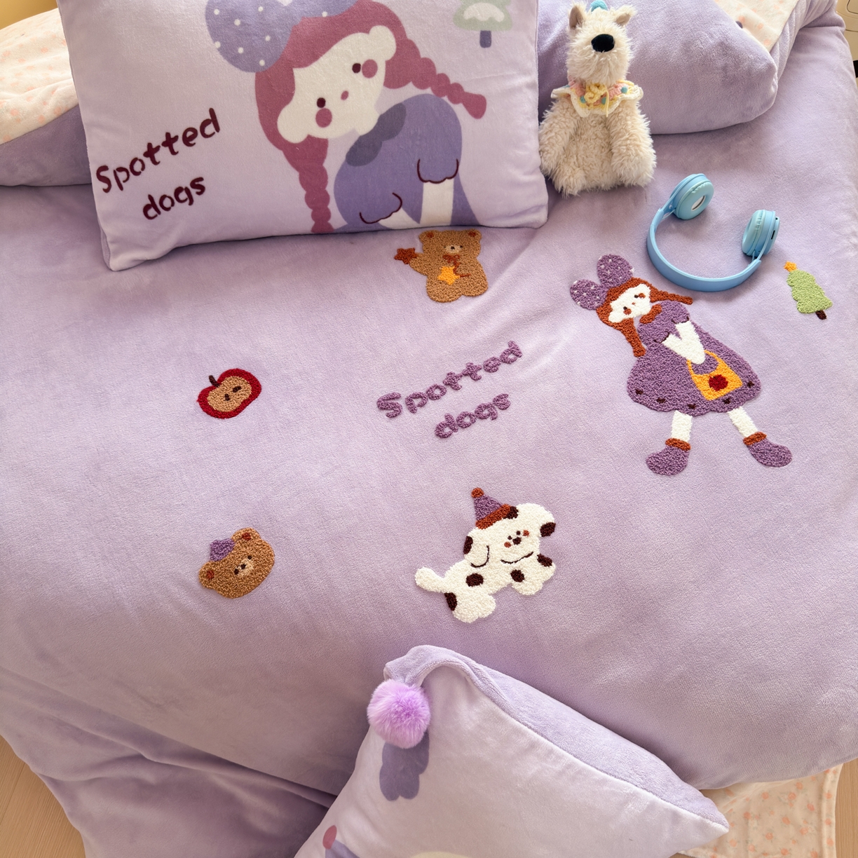 91家纺网 家纺一手货源 找家纺 寐居家纺 2025新款毛球毛巾绣牛奶绒四件套 毛球球·豆蔻女孩