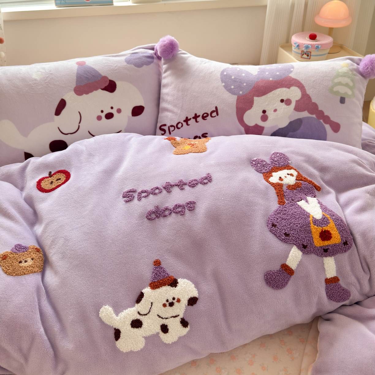 91家纺网 家纺一手货源 找家纺 寐居家纺 2025新款毛球毛巾绣牛奶绒四件套 毛球球·豆蔻女孩