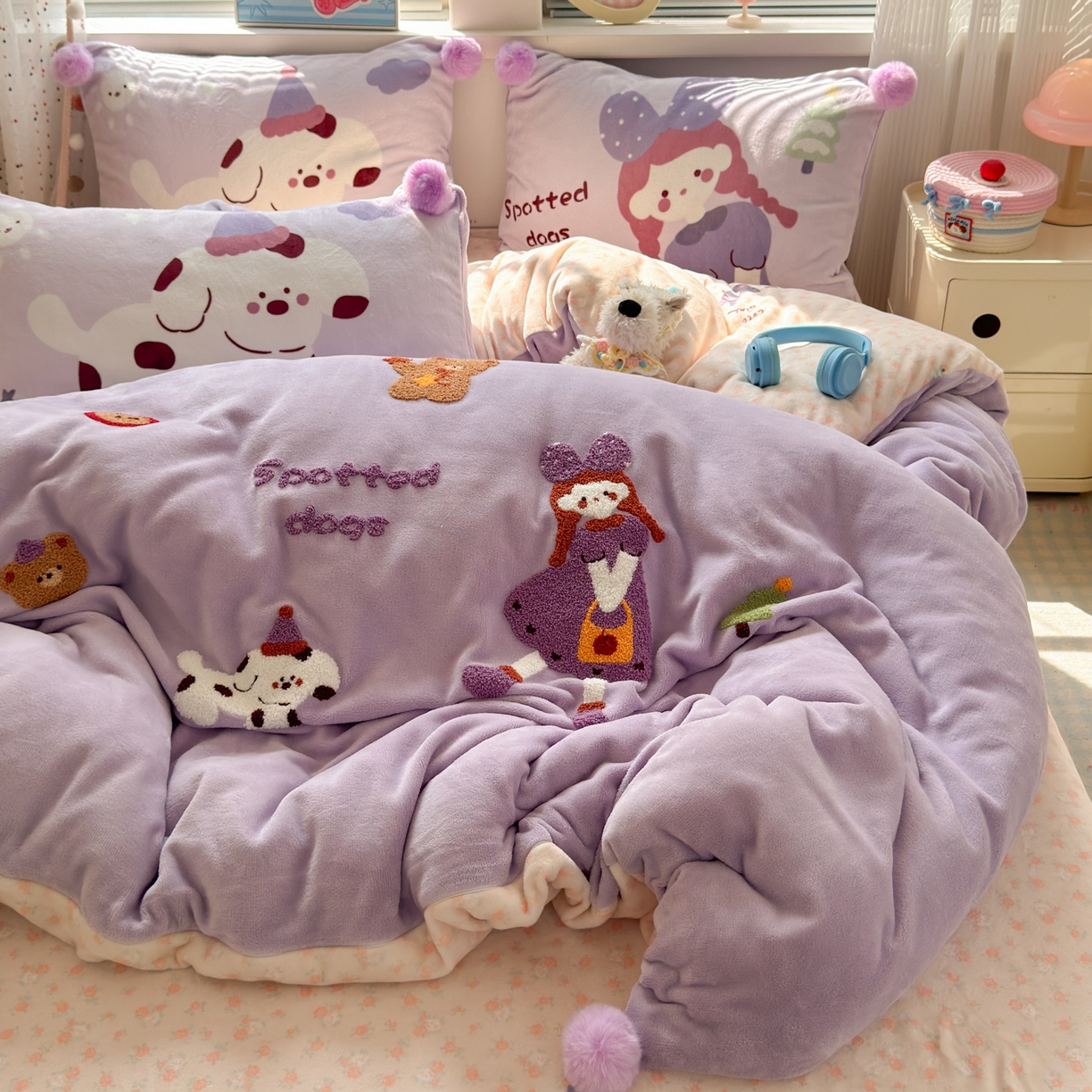 91家纺网 家纺一手货源 找家纺 寐居家纺 2025新款毛球毛巾绣牛奶绒四件套 毛球球·豆蔻女孩