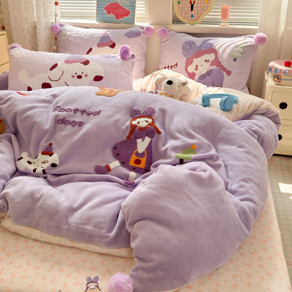 91家纺网 家纺一手货源 找家纺 寐居家纺 2025新款毛球毛巾绣牛奶绒四件套 毛球球·豆蔻女孩