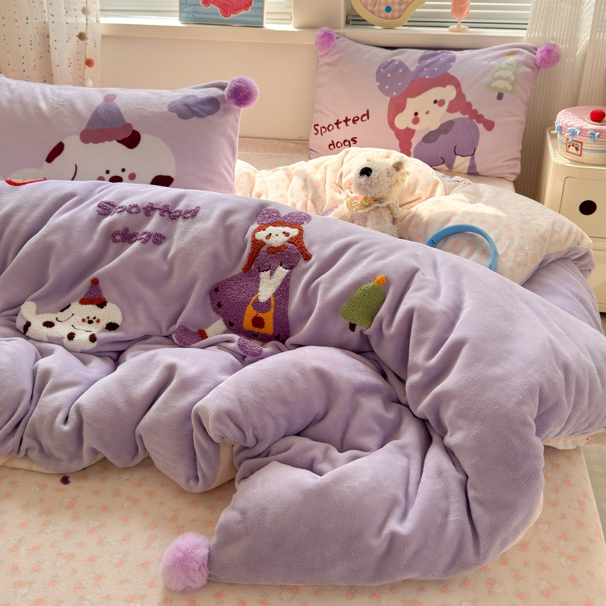 91家纺网 家纺一手货源 找家纺 寐居家纺 2025新款毛球毛巾绣牛奶绒四件套 毛球球·豆蔻女孩