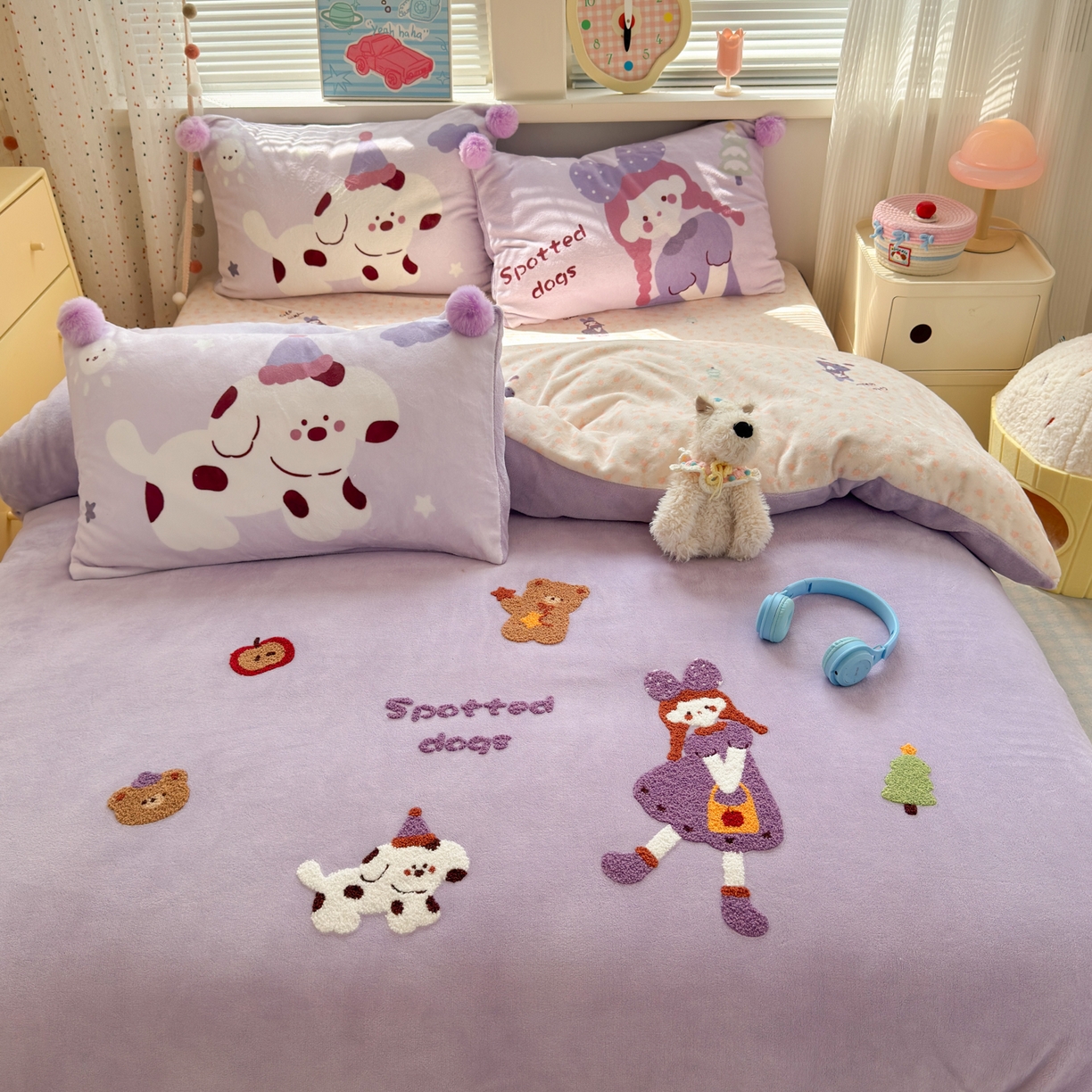 91家纺网 家纺一手货源 找家纺 寐居家纺 2025新款毛球毛巾绣牛奶绒四件套 毛球球·豆蔻女孩