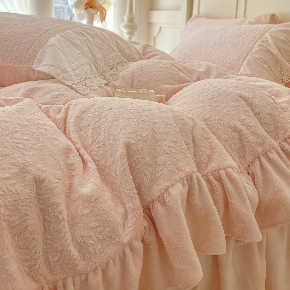 91家纺网 家纺一手货源 找家纺 （总）好儿喜家纺 2025新款法式雕花牛奶绒四件套床裙款-珍妮系列