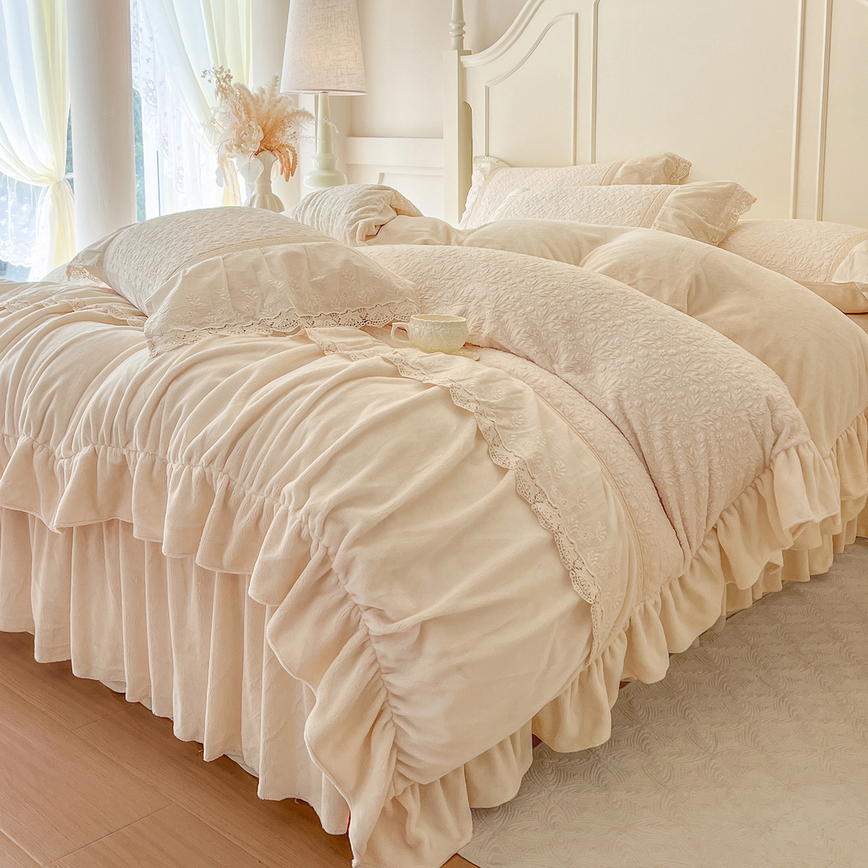 91家纺网 家纺一手货源 找家纺 （总）好儿喜家纺 2025新款法式雕花牛奶绒四件套床裙款-珍妮系列