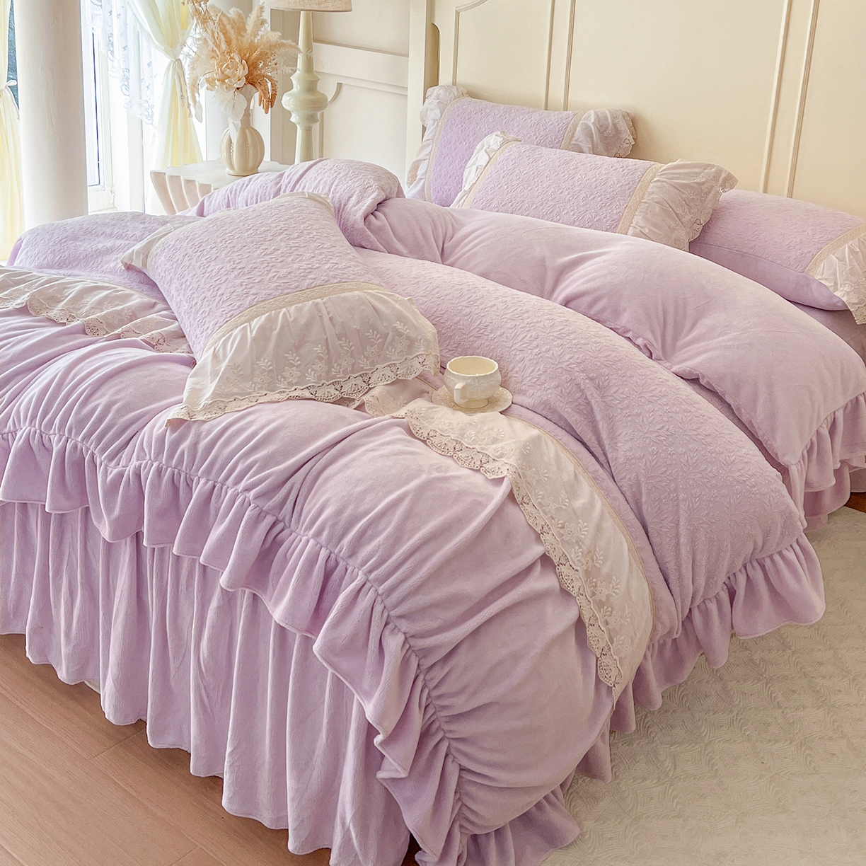 91家纺网 家纺一手货源 找家纺 （总）好儿喜家纺 2025新款法式雕花牛奶绒四件套床裙款-珍妮系列