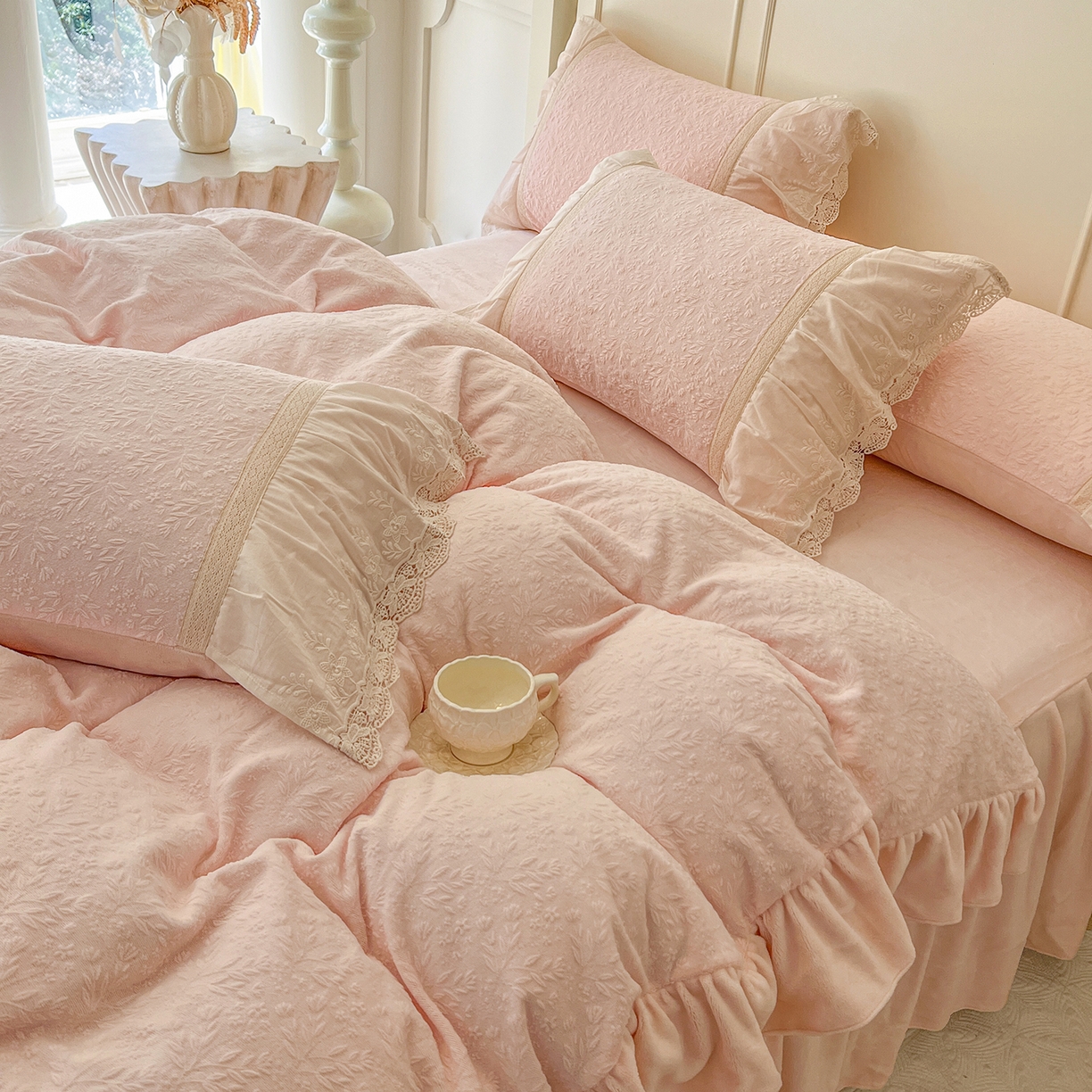 91家纺网 家纺一手货源 找家纺 （总）好儿喜家纺 2025新款法式雕花牛奶绒四件套床裙款-珍妮系列