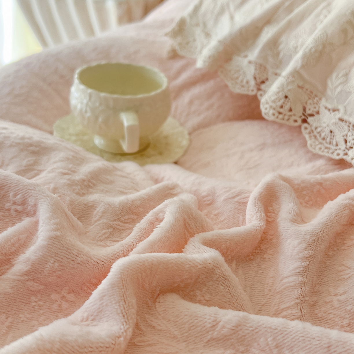 91家纺网 家纺一手货源 找家纺 （总）好儿喜家纺 2025新款法式雕花牛奶绒四件套床裙款-珍妮系列