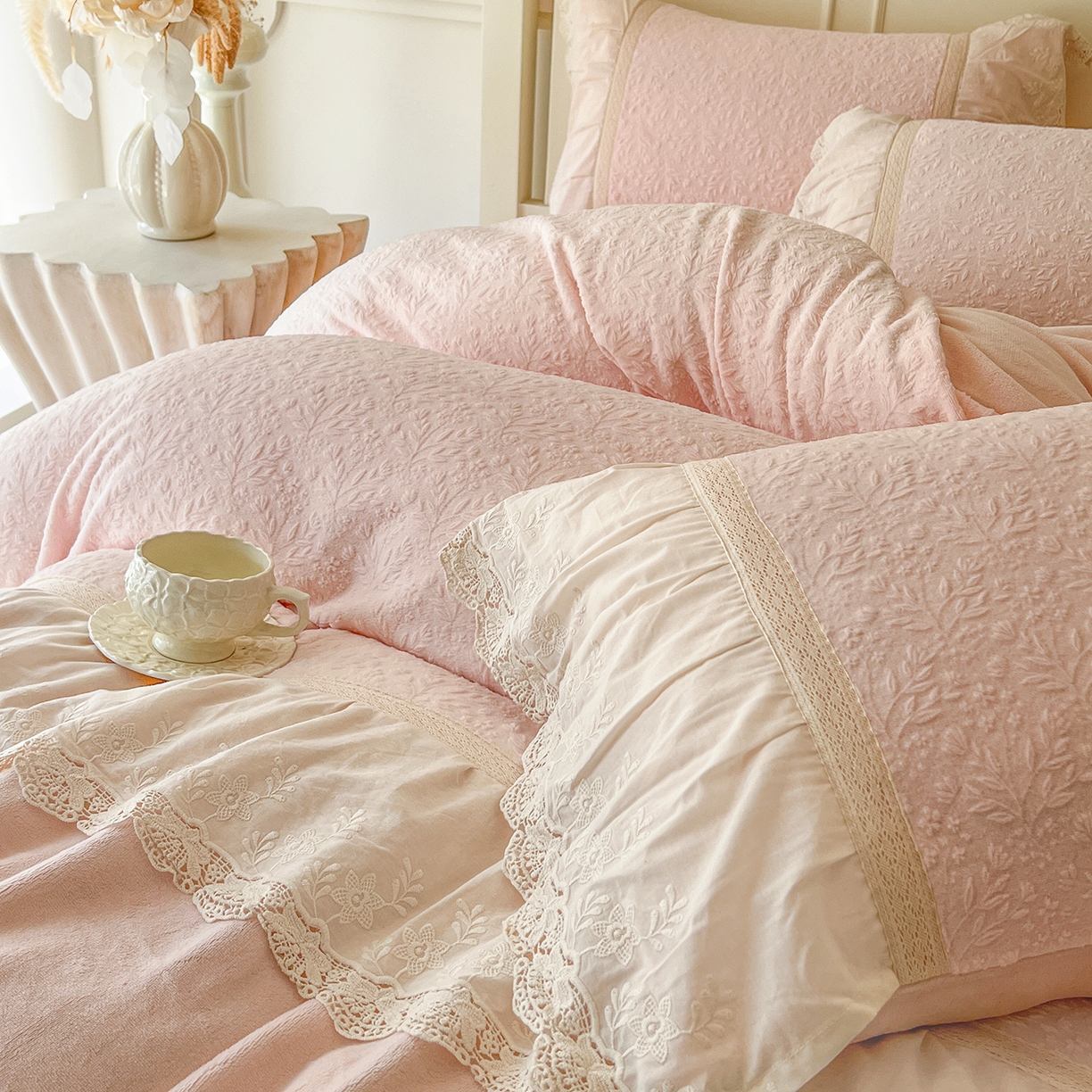 91家纺网 家纺一手货源 找家纺 （总）好儿喜家纺 2025新款法式雕花牛奶绒四件套床裙款-珍妮系列