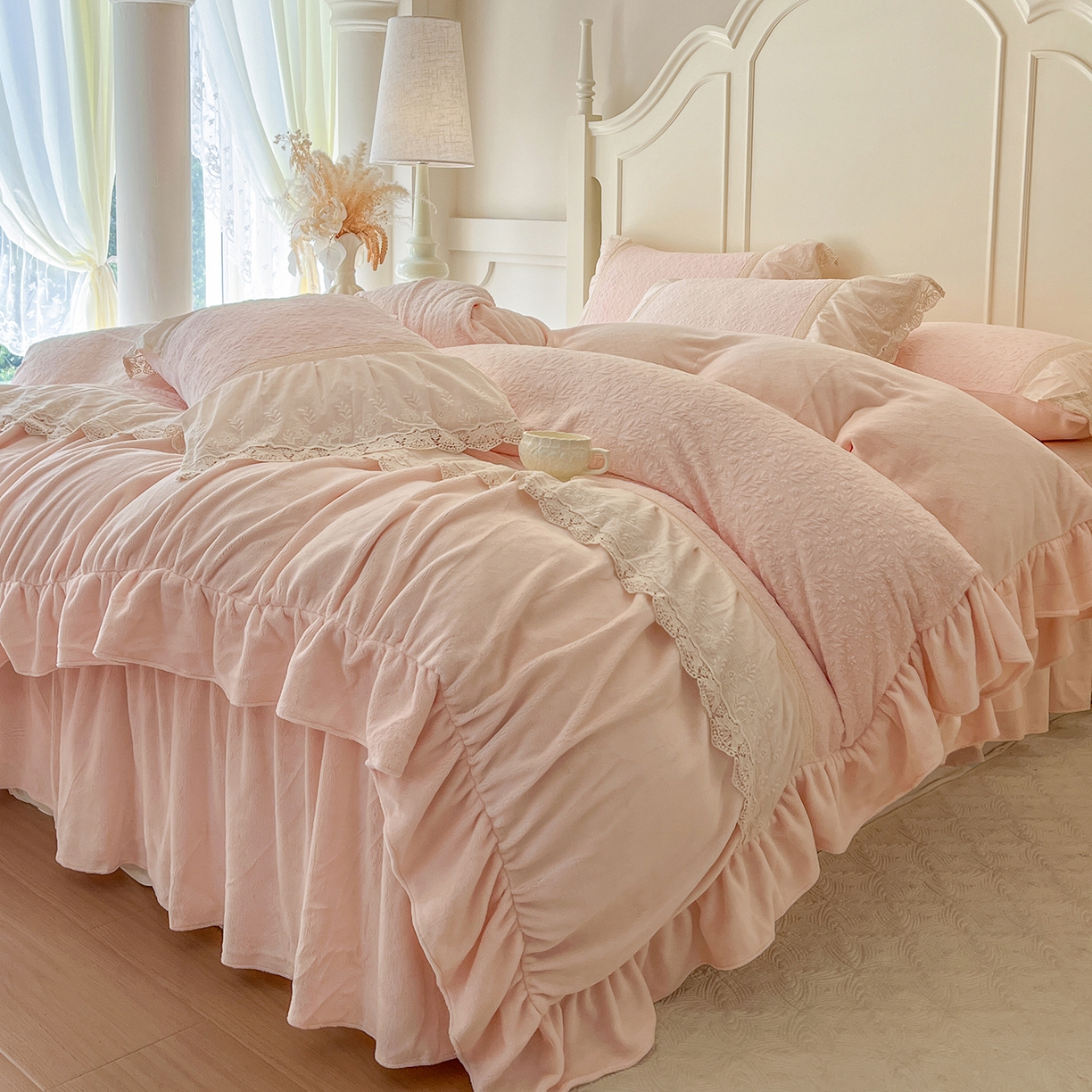 91家纺网 家纺一手货源 找家纺 （总）好儿喜家纺 2025新款法式雕花牛奶绒四件套床裙款-珍妮系列