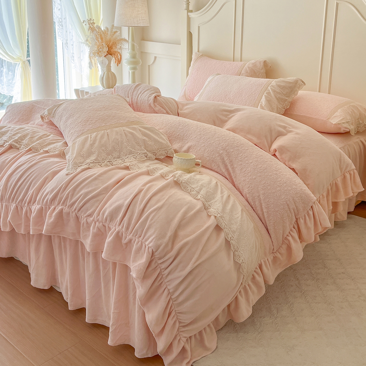 91家纺网 家纺一手货源 找家纺 （总）好儿喜家纺 2025新款法式雕花牛奶绒四件套床裙款-珍妮系列