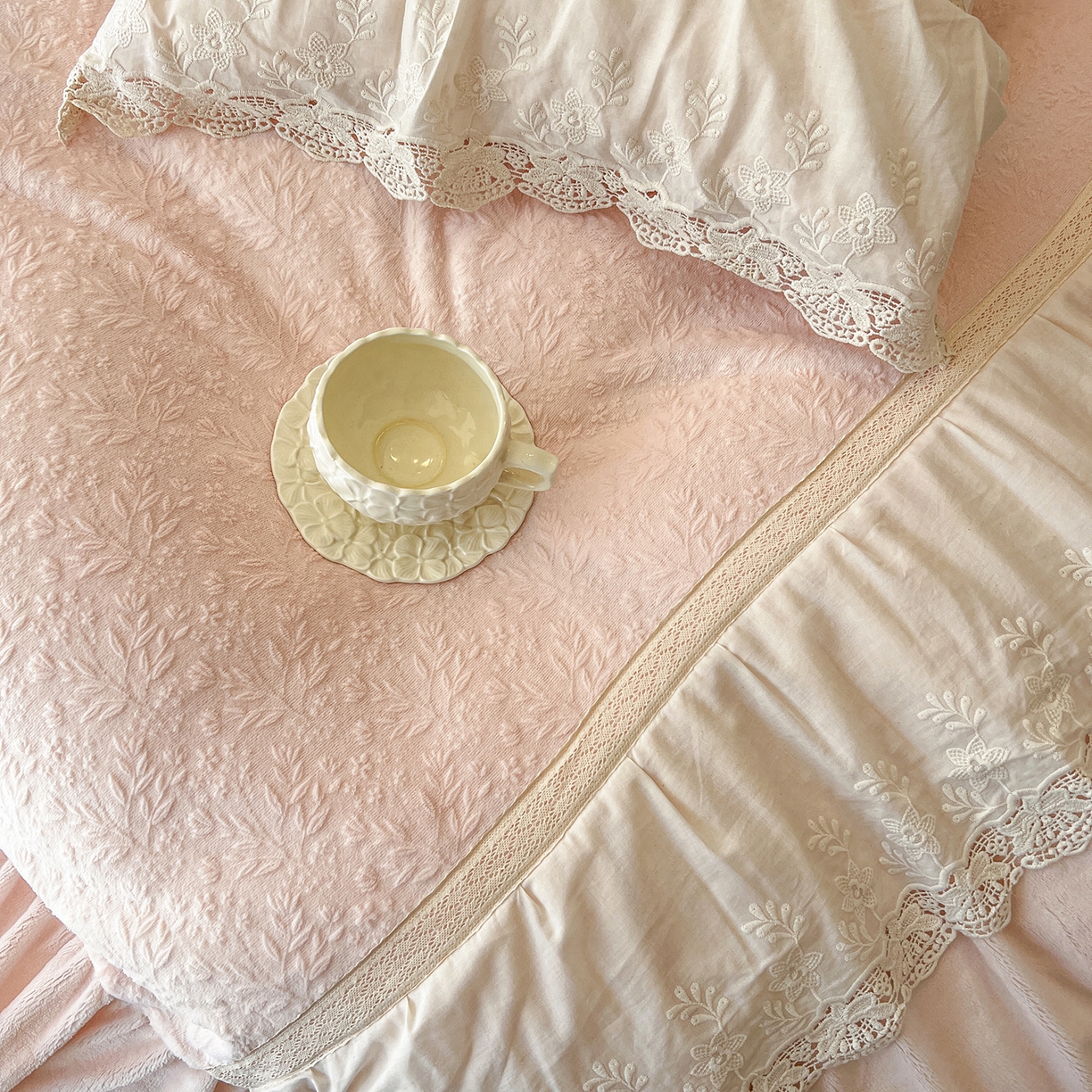 91家纺网 家纺一手货源 找家纺 （总）好儿喜家纺 2025新款法式雕花牛奶绒四件套床裙款-珍妮系列