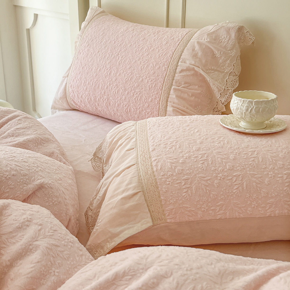 91家纺网 家纺一手货源 找家纺 （总）好儿喜家纺 2025新款法式雕花牛奶绒四件套床裙款-珍妮系列