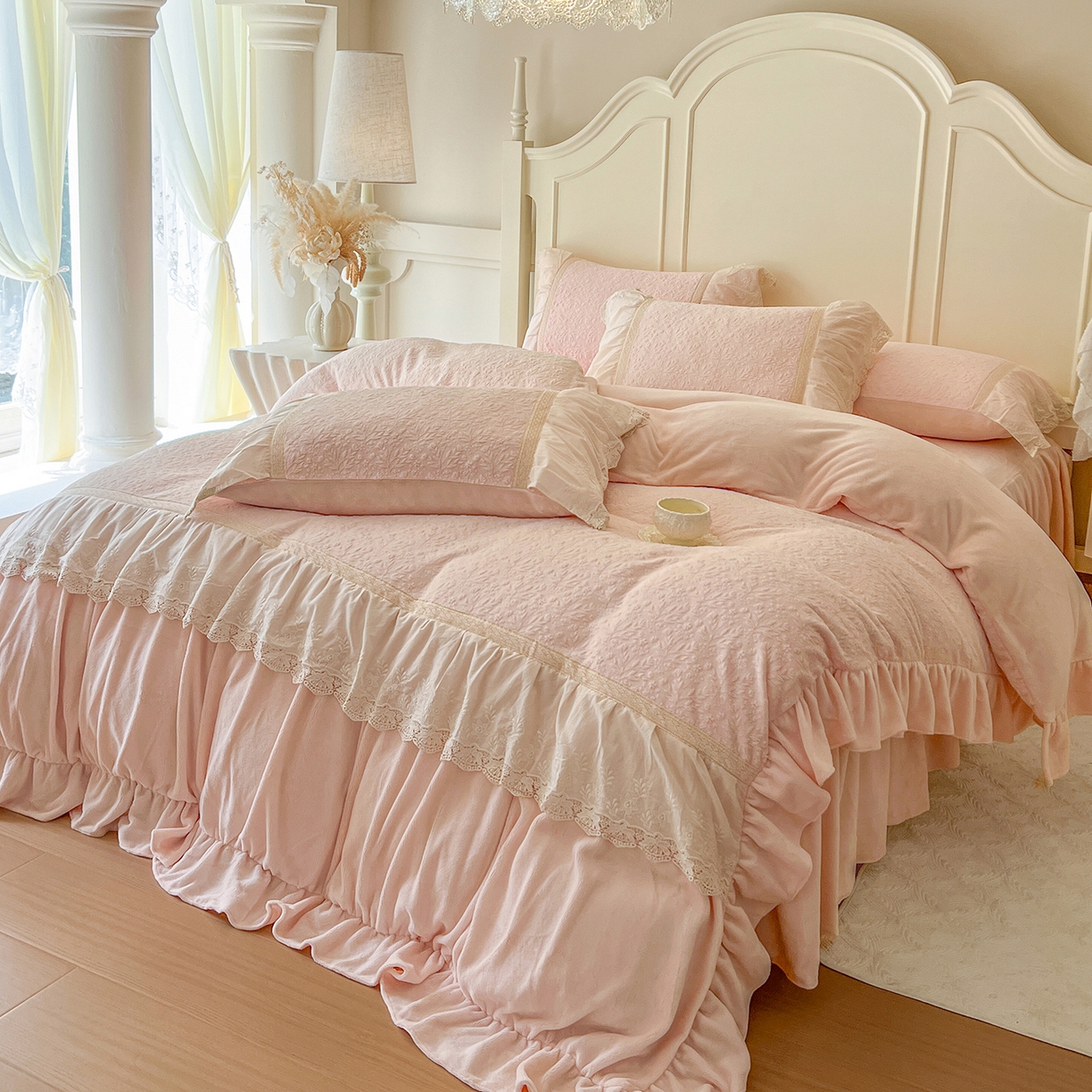 91家纺网 家纺一手货源 找家纺 （总）好儿喜家纺 2025新款法式雕花牛奶绒四件套床裙款-珍妮系列