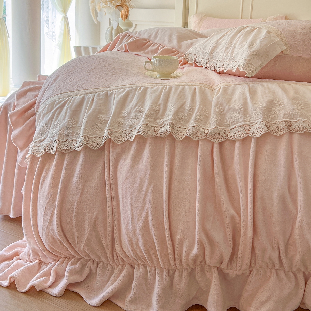 91家纺网 家纺一手货源 找家纺 （总）好儿喜家纺 2025新款法式雕花牛奶绒四件套床裙款-珍妮系列