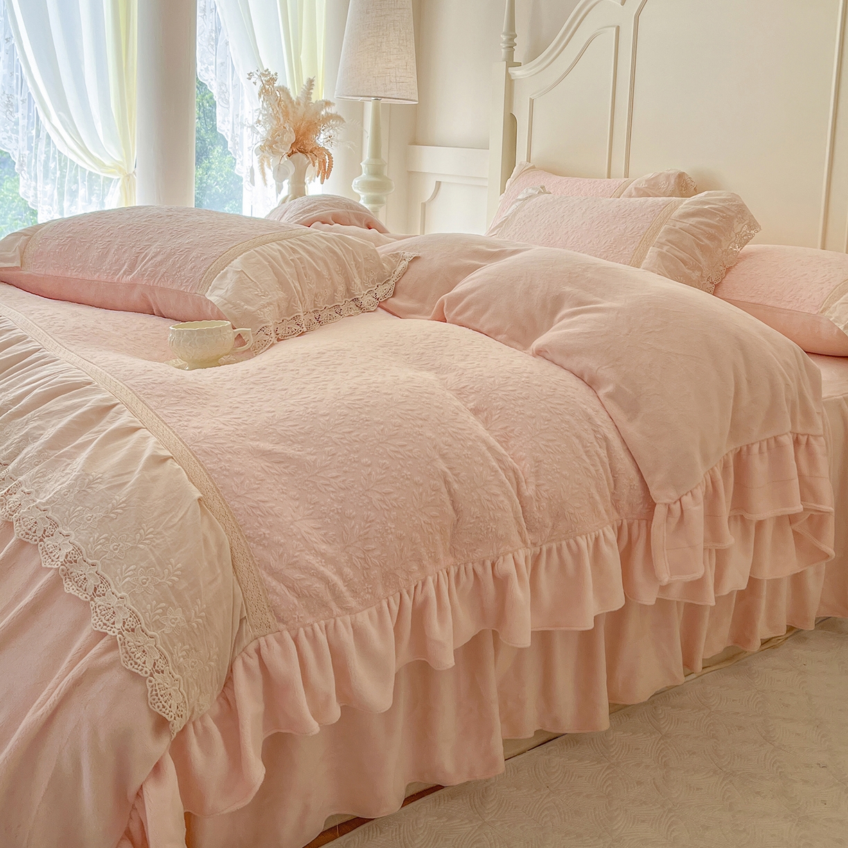 91家纺网 家纺一手货源 找家纺 （总）好儿喜家纺 2025新款法式雕花牛奶绒四件套床裙款-珍妮系列