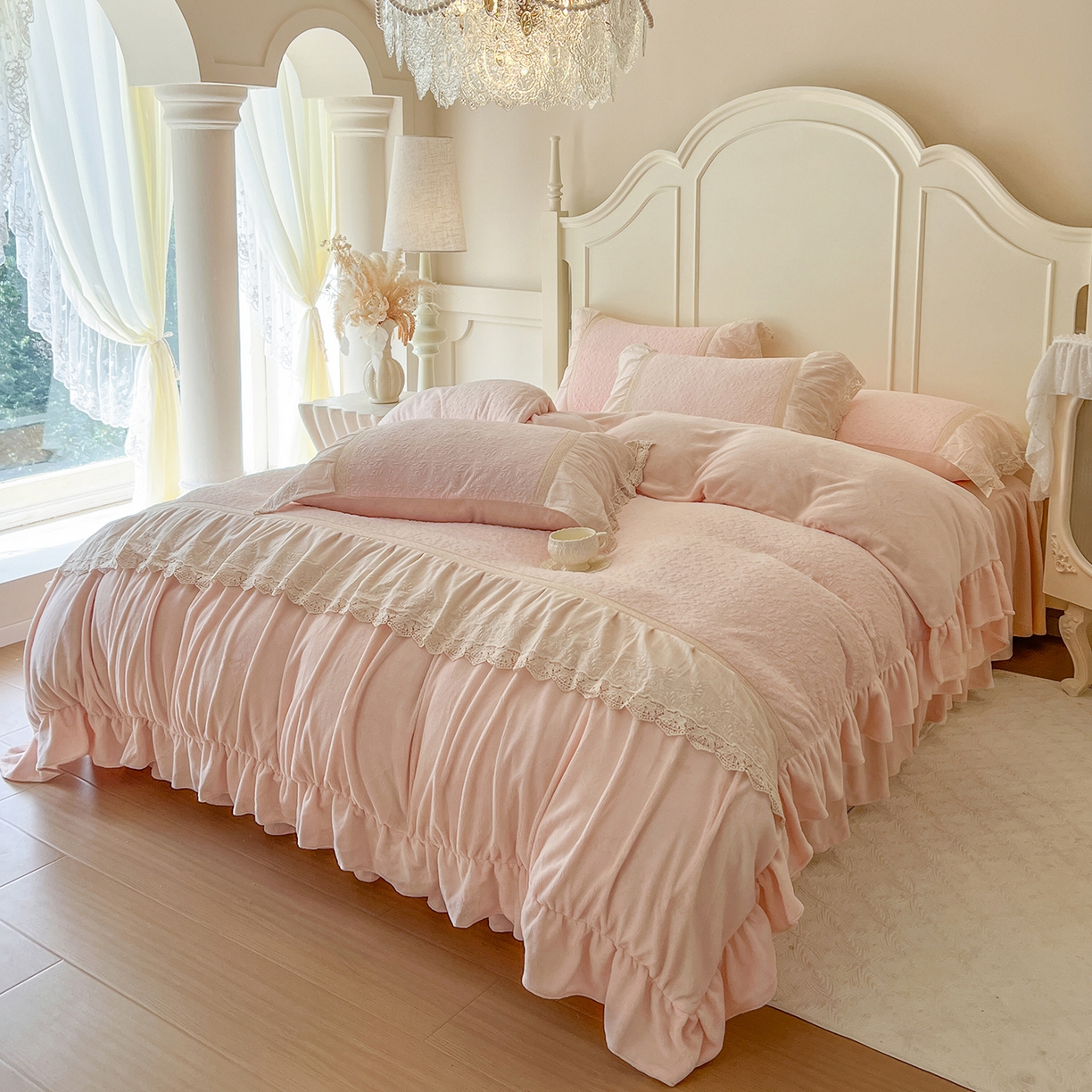 91家纺网 家纺一手货源 找家纺 （总）好儿喜家纺 2025新款法式雕花牛奶绒四件套床裙款-珍妮系列