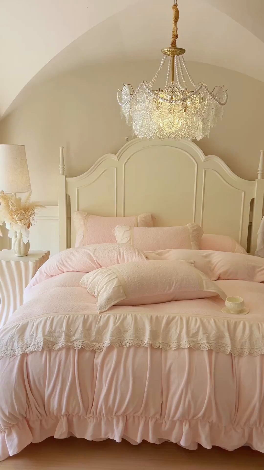 91家纺网 家纺一手货源 找家纺 （总）好儿喜家纺 2025新款法式雕花牛奶绒四件套床裙款-珍妮系列