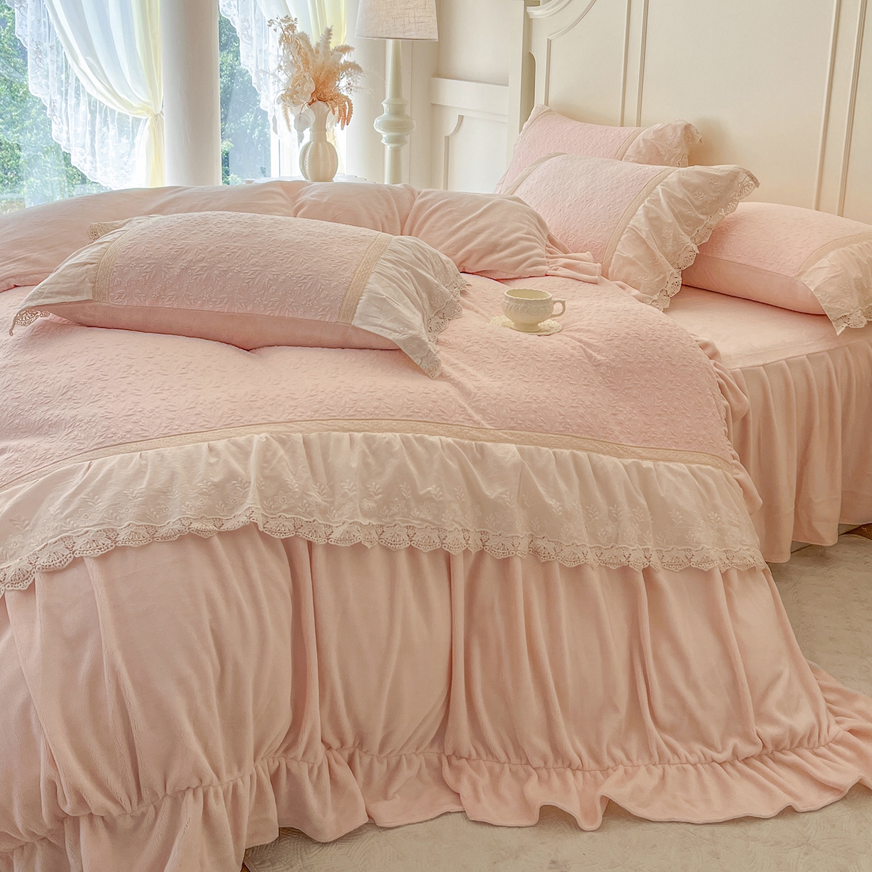 91家纺网 家纺一手货源 找家纺 （总）好儿喜家纺 2025新款法式雕花牛奶绒四件套床裙款-珍妮系列