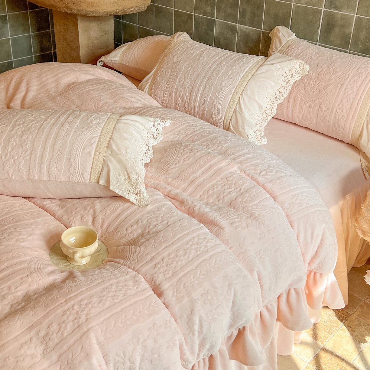 91家纺网 家纺一手货源 找家纺 （总）好儿喜家纺 2025新款法式雕花牛奶绒四件套床裙款-偏爱系列