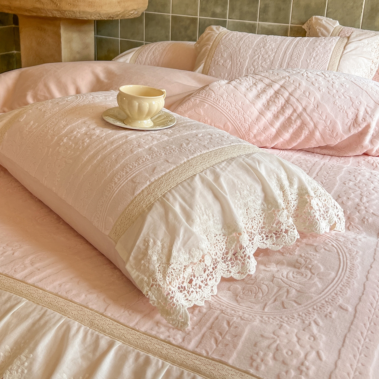 91家纺网 家纺一手货源 找家纺 （总）好儿喜家纺 2025新款法式雕花牛奶绒四件套床裙款-偏爱系列