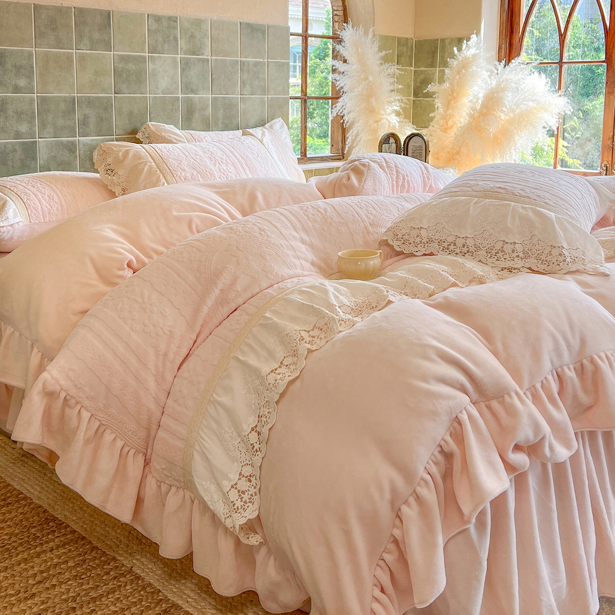 91家纺网 家纺一手货源 找家纺 （总）好儿喜家纺 2025新款法式雕花牛奶绒四件套床裙款-偏爱系列