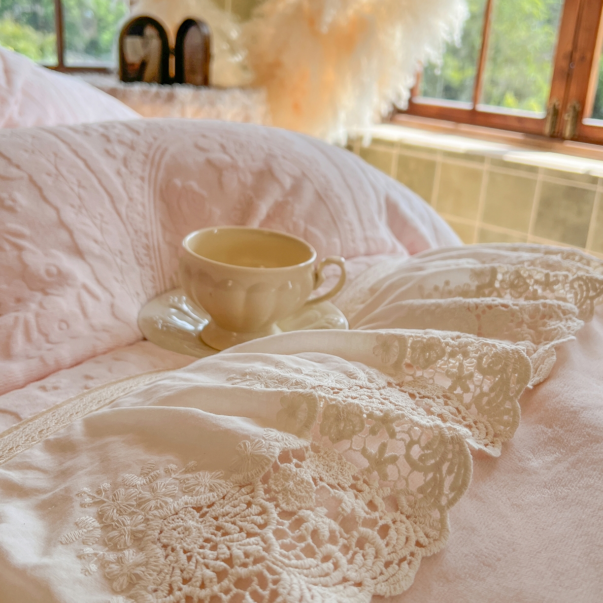 91家纺网 家纺一手货源 找家纺 （总）好儿喜家纺 2025新款法式雕花牛奶绒四件套床裙款-偏爱系列