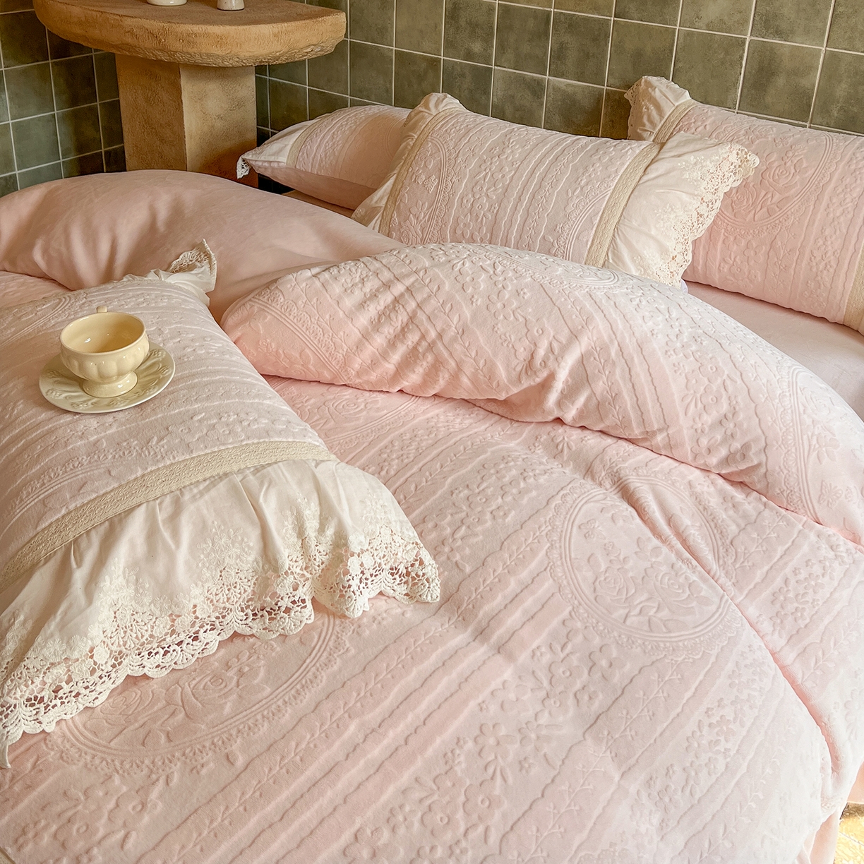 91家纺网 家纺一手货源 找家纺 （总）好儿喜家纺 2025新款法式雕花牛奶绒四件套床裙款-偏爱系列