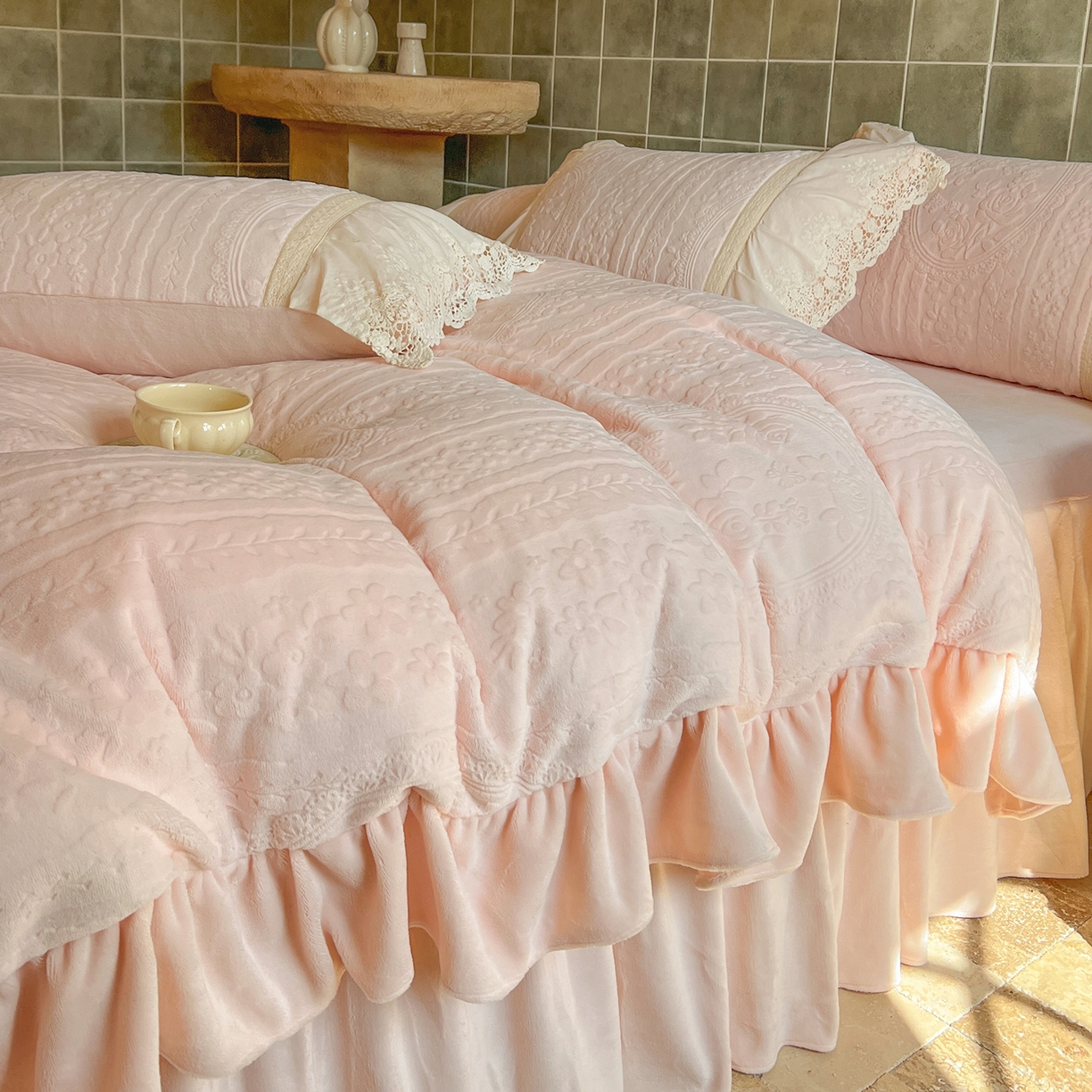 91家纺网 家纺一手货源 找家纺 （总）好儿喜家纺 2025新款法式雕花牛奶绒四件套床裙款-偏爱系列