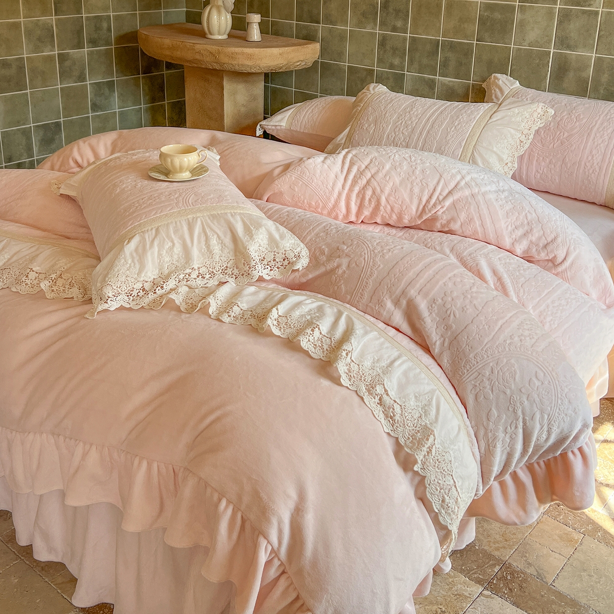 91家纺网 家纺一手货源 找家纺 （总）好儿喜家纺 2025新款法式雕花牛奶绒四件套床裙款-偏爱系列