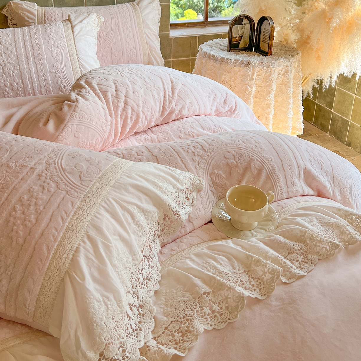 91家纺网 家纺一手货源 找家纺 （总）好儿喜家纺 2025新款法式雕花牛奶绒四件套床裙款-偏爱系列