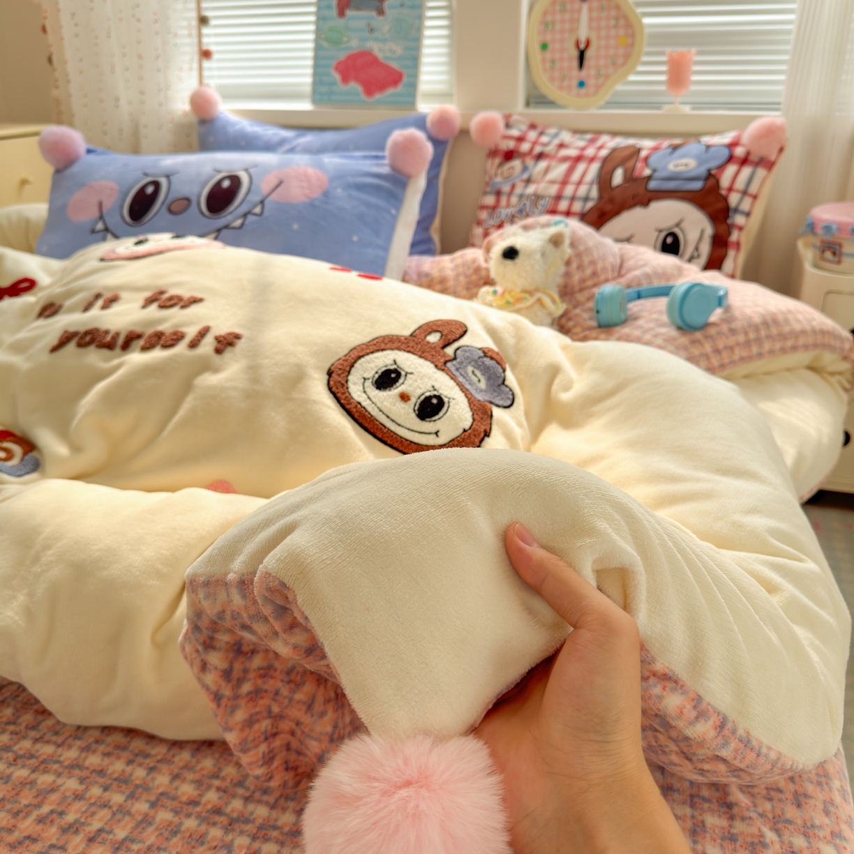 91家纺网 家纺一手货源 找家纺 寐居家纺 2025新款毛球毛巾绣牛奶绒四件套 毛球球·奶黄拉布