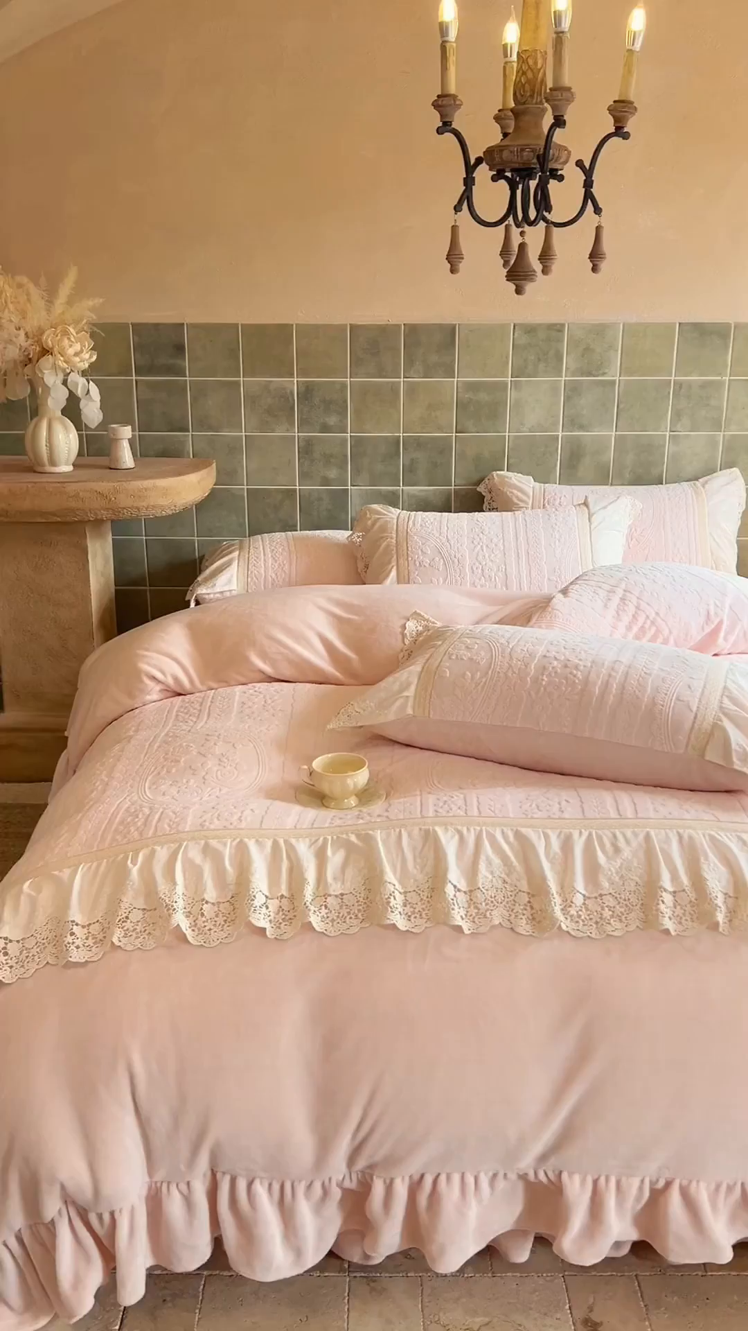 91家纺网 家纺一手货源 找家纺 （总）好儿喜家纺 2025新款法式雕花牛奶绒四件套床裙款-偏爱系列